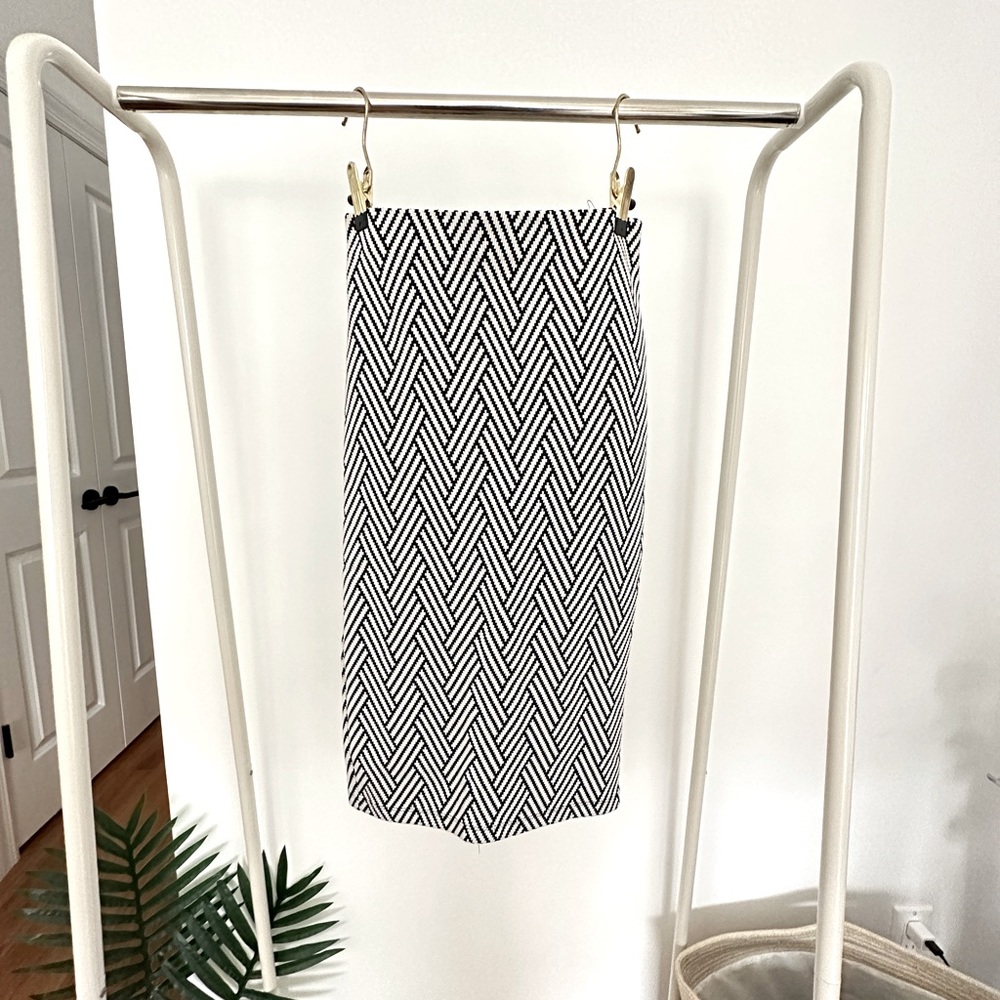 ZARA Trafaluc - Pattern skirt with a slight slit back SIZE S
